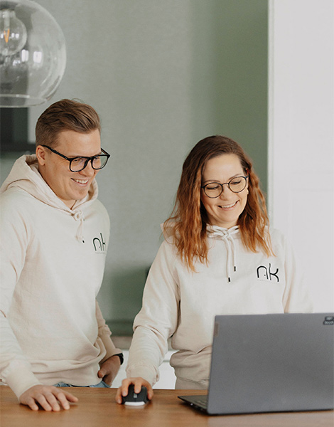 Vuokranantajat Anniina ja Jesse Parviainen tietokoneen äärellä.