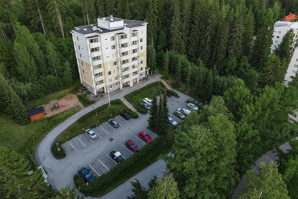 Myytäviä sijoitusasuntoja tarjoava As Oy Puijonkartano metsäisessä maisemassa.
